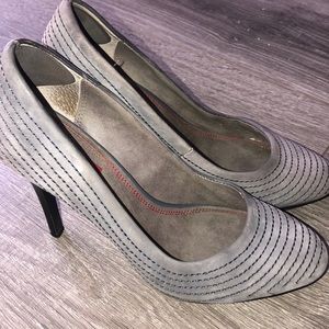 5|48 brand grey heel
